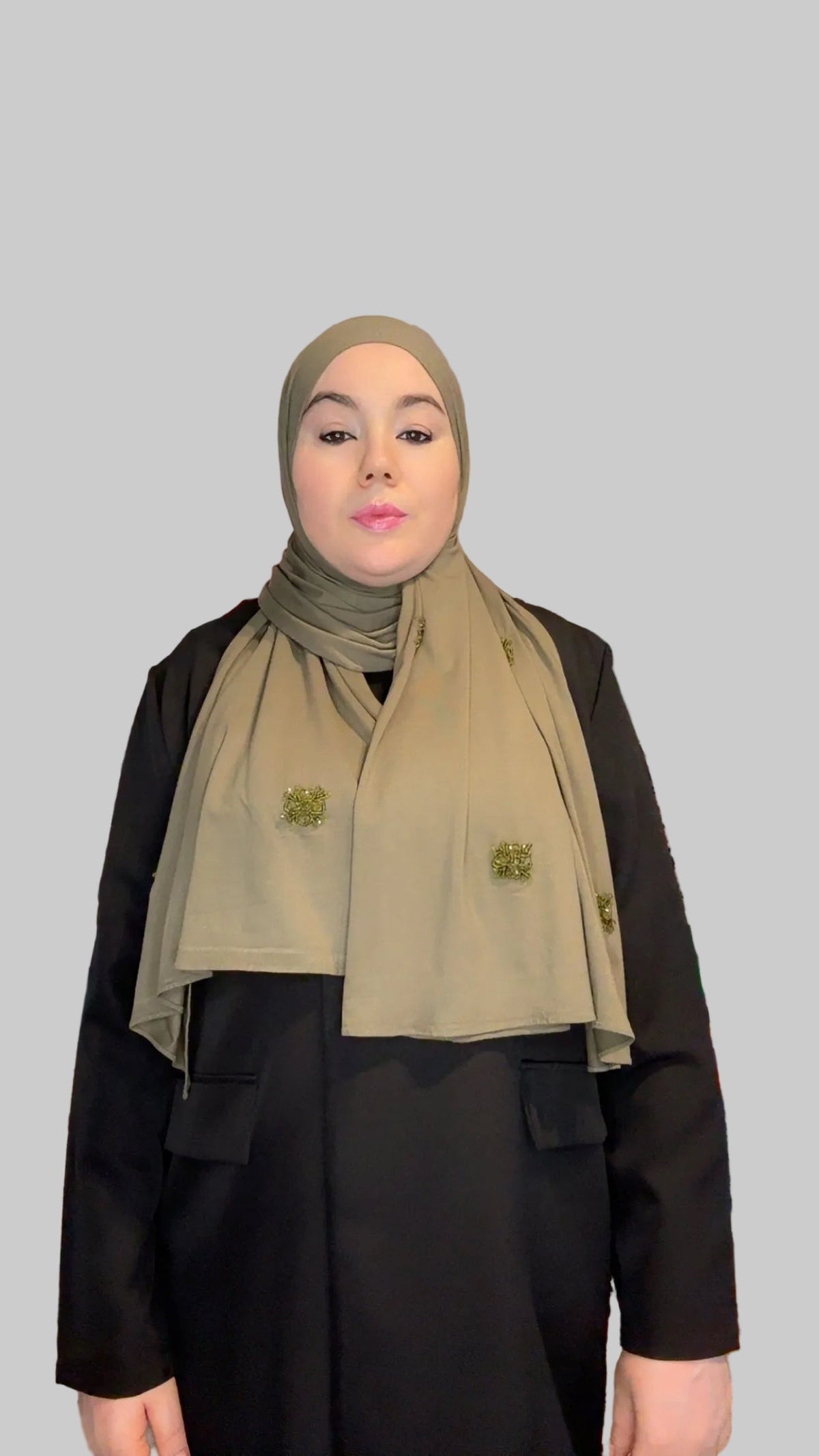 Hijab Crystal Vert Kaki porté